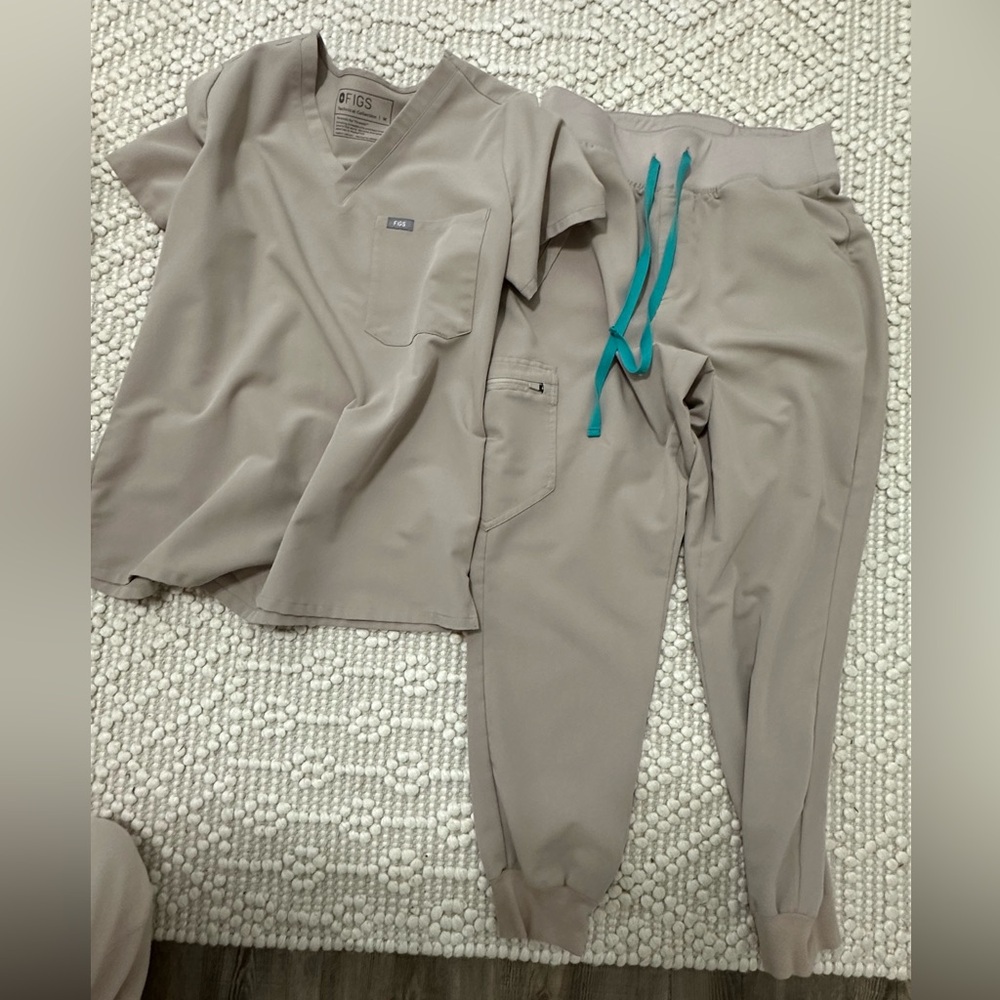 Figs women’s scrub set taupe joggers